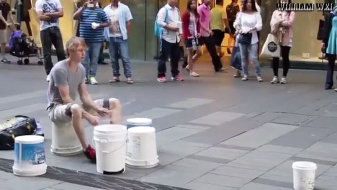Уличный музыкант, который творит нечто невероятное с вёдрами