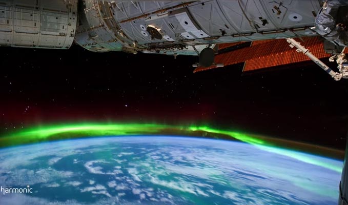 Вид на северное сияние из космоса в потрясающем видео от NASA