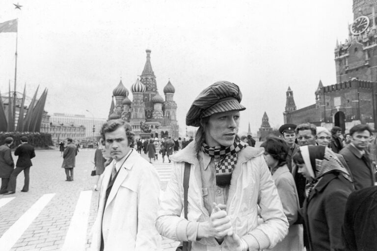 Дэвид Боуи, путешествующий по Транссибирской магистрали из Владивостока в Москву в апреле 1973 года