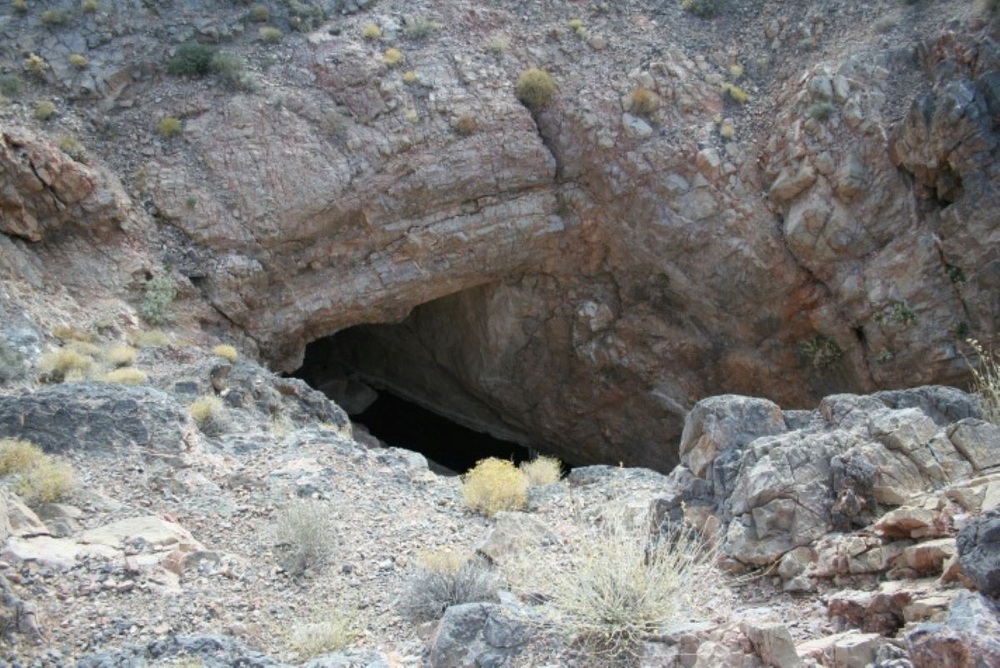 Devils Hole в пустынном ландшафте