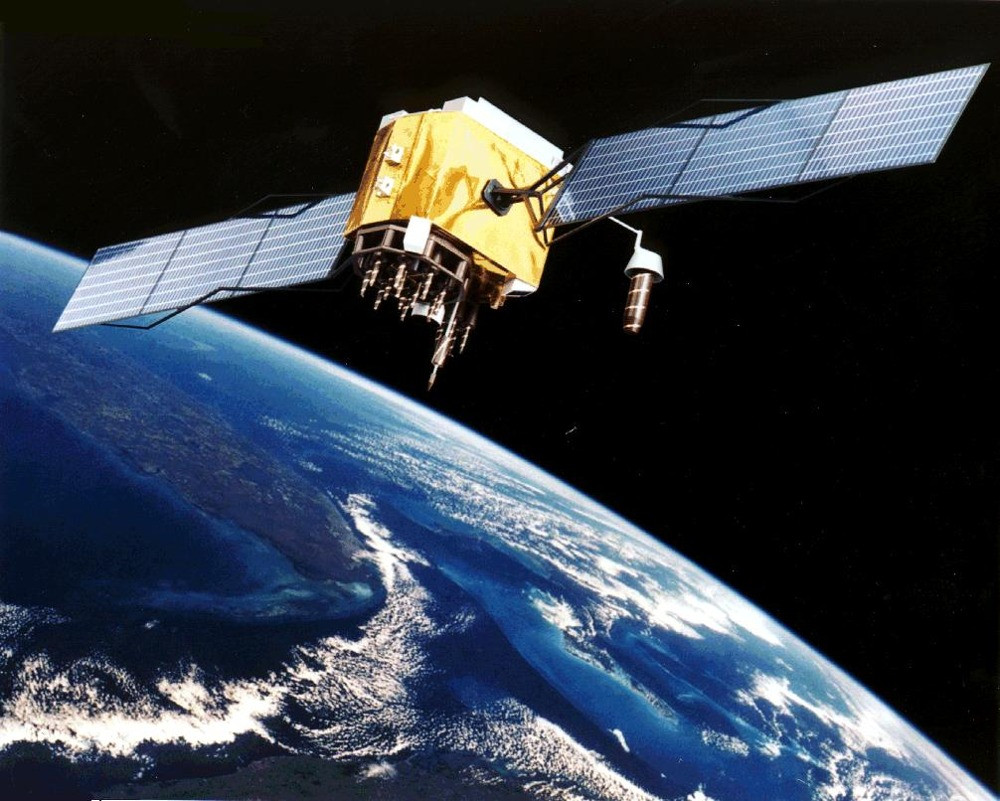Художественное изображение спутника GPS Block IIF с солнечными панелями над Землёй.