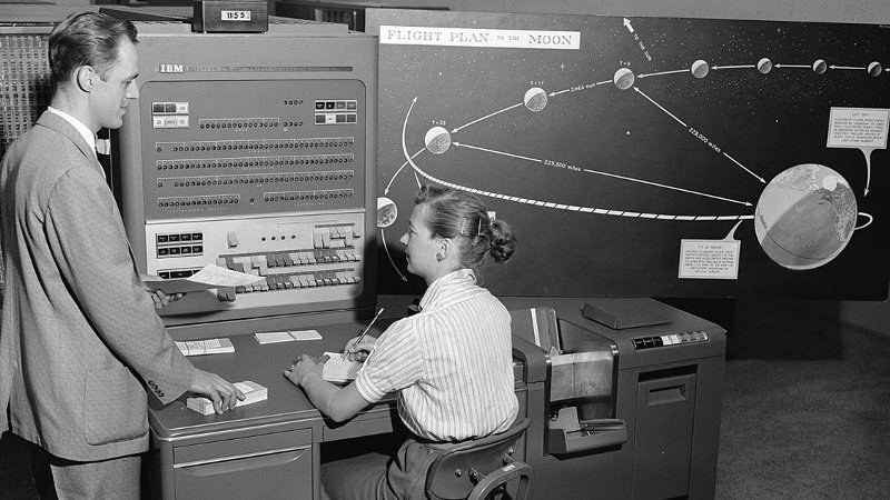 Сотрудница вычислительной группы JPL у компьютера IBM 704 в 1959 году