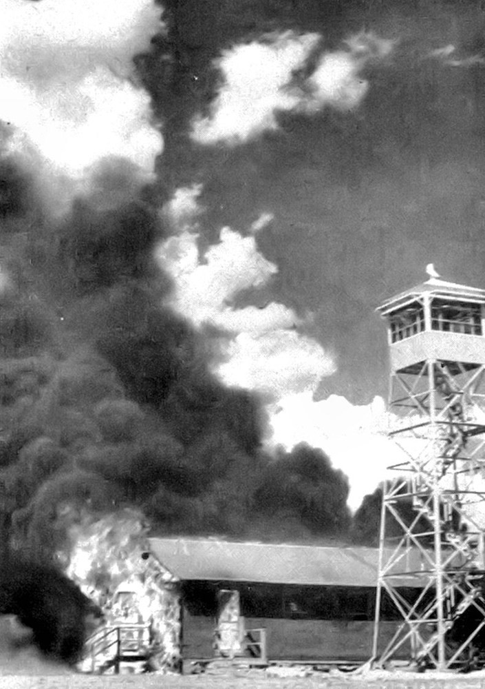 Дым над зданиями авиабазы Карлсбад во время пожара 1943 года